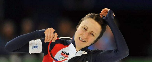 Rychlobruslařka Martina Sáblíková se raduje ze zlaté olympijské medaile ze závodu na 5000 metrů Rychlobruslařka Martina Sáblíková se raduje ze zlaté olympijské medaile ze závodu na 5000 metrů