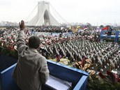 rnsk prezident Mahmd Ahmadned zdrav davy pi pleitosti oslav islmsk revoluce (11. nora 2011)