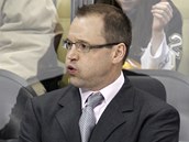 UF, A JE TO. Pittsburský trenér Dan Bylsma právě vstřebává informaci, že jeho tým v prodloužení vyhrál nad Los Angeles. Ale že to byla fuška!