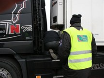 Policie prohledv kamion slovensk spolenosti, kde idi magnetem mnil daje tachografu