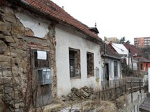 Domy na tebsk ulici Pod Hrdkem stoj jen kousek od idovskho hbitova.