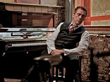 Herec Hugh Laurie rozvj paraleln kariru jako pianista a zpvk