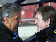 POZDRAV PED ZPASEM. Sparansk manaer Jozef Chovanec a jeho liverpoolsk protjek Kenny Dalglish. 