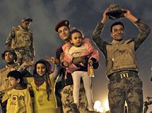 Egyptt vojci oslavuj s dtmi na obrnncch odstoupen prezidenta Husnho Mubaraka (11. nora 2011)
