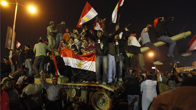 Egypané slaví Mubarakovu rezignaci v ulicích Káhiry (11. února 2011)