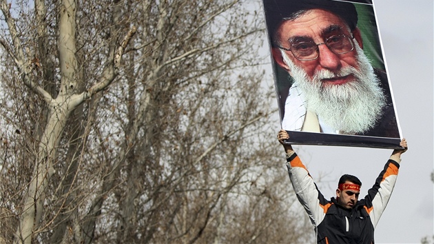 Píznivec íránského reimu s portrétem ajatoláha Chameneího (16. února 2011)