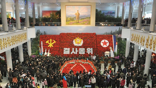 Kvtinová show v Pchjongjangu pi píleitosti 69. narozenin Kim ong-ila (16. února 2011)