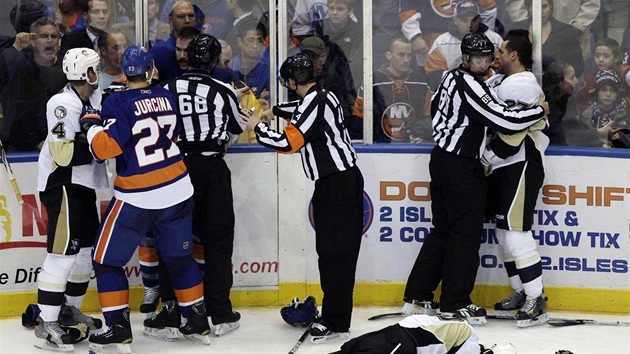 BITKA. Jedna z mnoha v duelu NY Islanders - Pittsburgh.