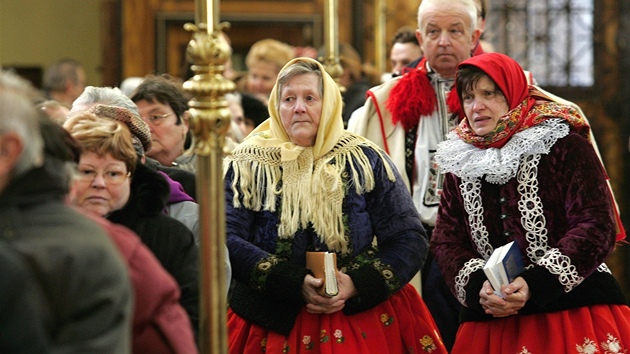 Litomický biskup uvedl v katedrále svatého tpána do funkcí deset nových kanovník.