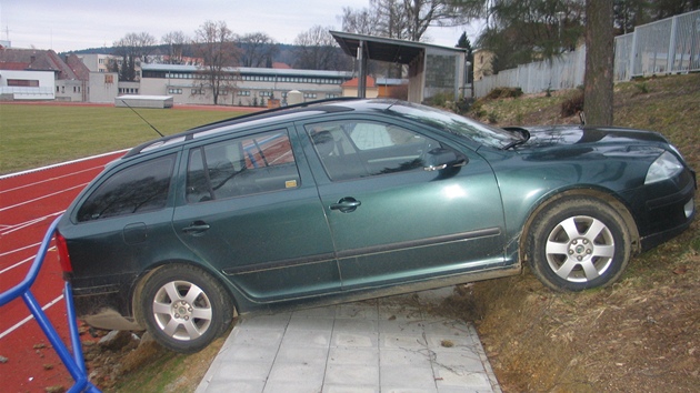 V Humpolci havarovala v neděli ráno špatně zabrzděná Škoda Octavia V Humpolci havarovala v neděli ráno špatně zabrzděná Škoda Octavia