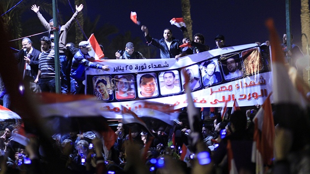 Na námstí Tahrír se shromaují statisíce lidí (10. února 2011)
