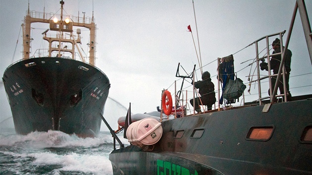 Aktivisté ze Sea Shepherd Conservation Society blokují japonskou velrybáskou lo (9. února 2011).