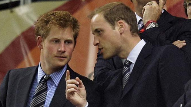 Princ Harry (vlevo) a William sledovali duel Anglie s Alírskem pímo v Africe