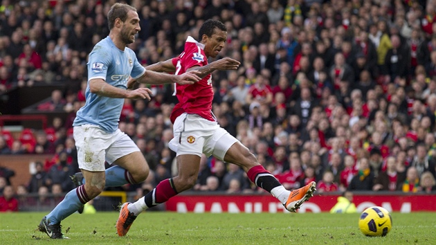 PRVNÍ GÓL. Portugalec Nani z Manchesteru United stílí první gól svého týmu v mstském derby proti City.