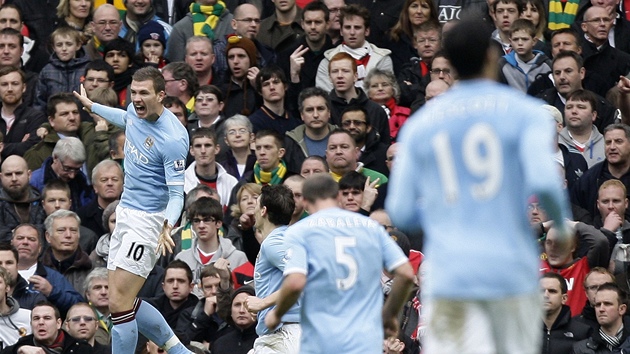 VYROVNÁNO! Edin Deko (vlevo) z Manchesteru City se raduje poté, co jeho teovaná stela skonila v brance soupee.