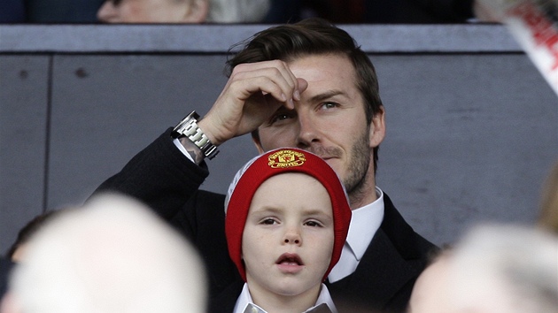V.I.P. NÁVTVA. David Beckham se synem sleduje manchesterské derby.