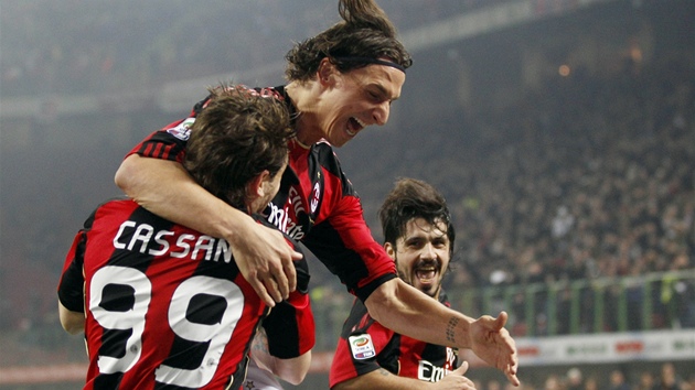 SPOLENÁ OSLAVA. Antonio Cassano (vlevo) z AC Milán se raduje z branky se spoluhrái Ibrahimovicem (uprosted) a Gattusem.