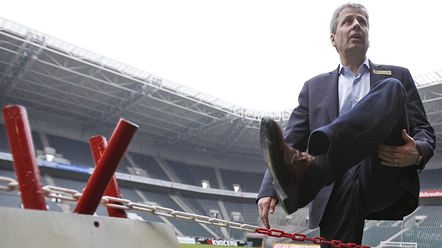 PRVNÍ PEKÁKA. Nový trenér Borussie Mönchengladbach Lucien Favre musel pekonat nástrahu jet ped prvním zápasem ve funkci.