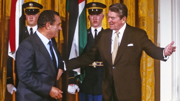 Ronald Reagan pátelsky vítá egyptského prezidenta Mubaraka, rok 1984