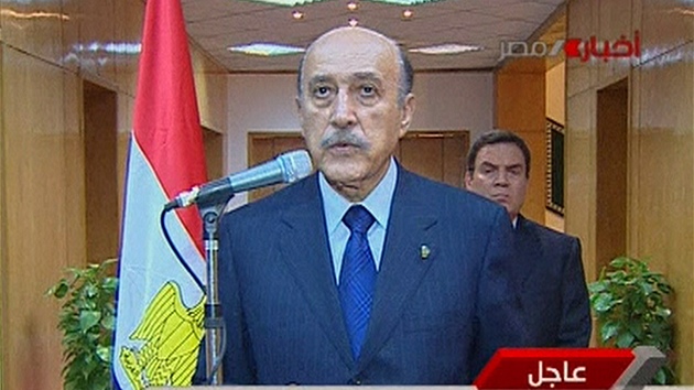 Viceprezident Umar Sulajmán v egyptské státní televizi oznamuje rezignaci Husního Mubaraka (11. února 2011)