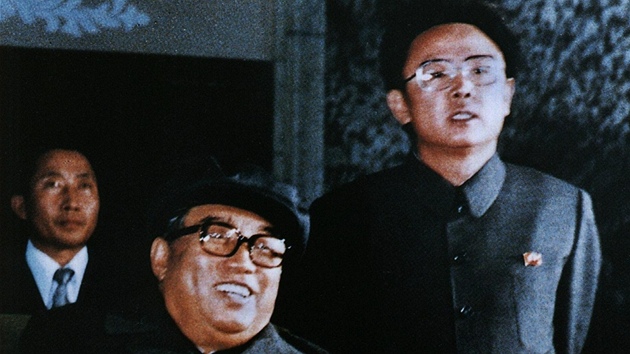 Kim ong-il s otcem Kim Ir-senem na snímku z íjna 1980