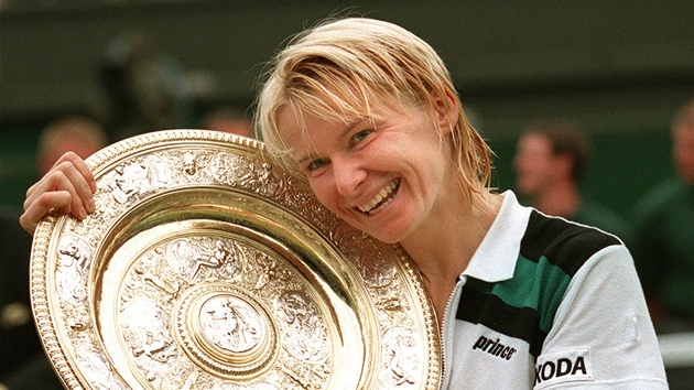 Jana Novotná s vítěznou trofejí po triumfu ve Wimbledonu v roce 1998. Jana Novotná s vítěznou trofejí po triumfu ve Wimbledonu v roce 1998.