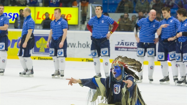 VZÝVÁNÍ PEDKOLA. Hokejisté v Plzni oslavují postup do pedkola play-off.