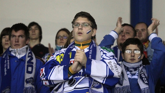 JEN ZALOMIT RUCE A PAK TIŠE DOMŮ... Fanoušci hokejové Komety Brno si moc radostí neužijí, jejich tým v extralize opět nepostoupil do vyřazovacích bojů. JEN ZALOMIT RUCE A PAK TIŠE DOMŮ... Fanoušci hokejové Komety Brno si moc radostí neužijí, jejich tým v extralize opět nepostoupil do vyřazovacích bojů.