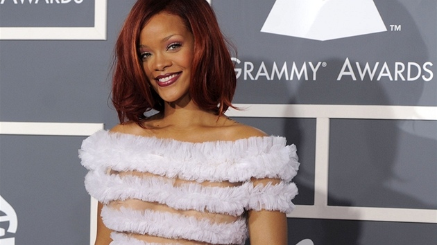 Dalí Rihannin prsvitný model, který si oblékla na pedávání cen Grammy.