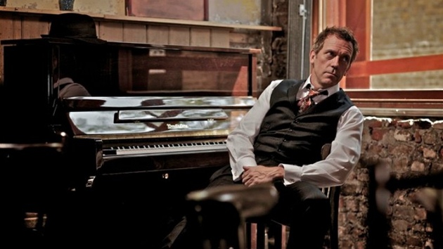 Herec Hugh Laurie rozvíjí paralelní kariéru jako pianista a zpvák.