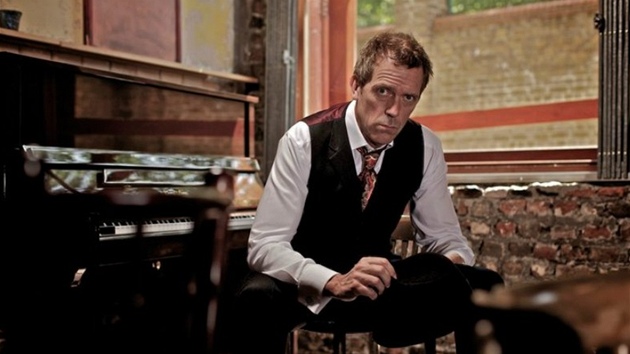 Herec Hugh Laurie rozvíjí paralelní kariéru jako pianista a zpvák.