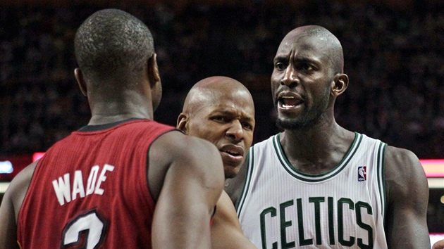 Nedorozumění mezi Kevinem Garnettem (čelem) a Dwyanem Wadem z Miami. Nedorozumění mezi Kevinem Garnettem (čelem) a Dwyanem Wadem z Miami.