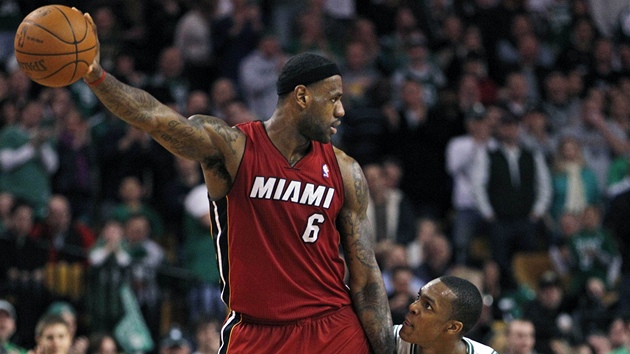 LeBron James z Miami u míe, steí ho Rajon Rondo z Bostonu 