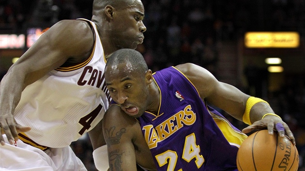 Antawn Jamison z Clevelandu brání únik Kobeho Bryanta z Los Angeles Lakers. Antawn Jamison z Clevelandu brání únik Kobeho Bryanta z Los Angeles Lakers.