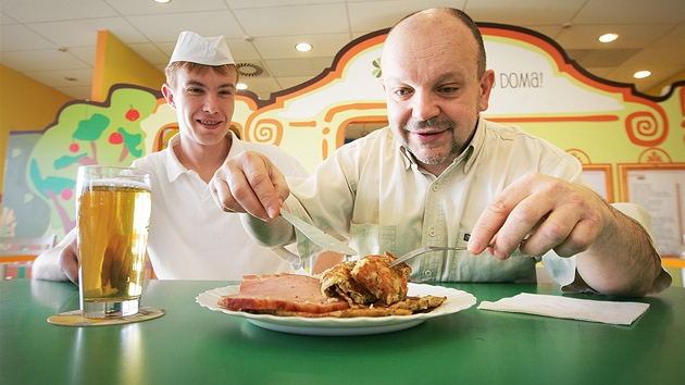 Petr Stupka pi ochutnávce cmundy po Kaplicku, kterou mu v Jihoeské jídeln v eskobudjovickém supermarketu Terno pipravil kolega Martin Havelka.