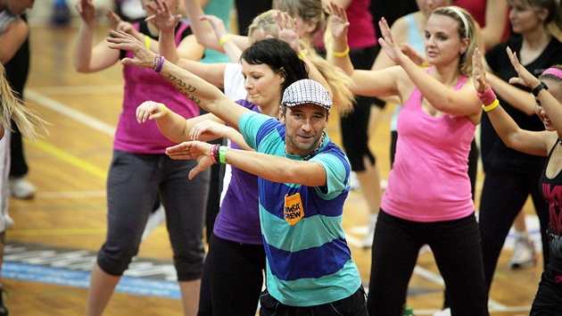 Zumbathonu v eskobudjovické sportovní hale se zúastnilo 260 taneník. 