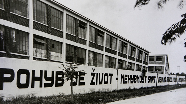 Pohled na ást zdi kolem továrního areálu roku 1930.