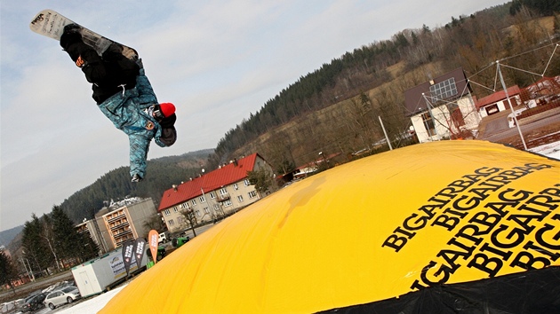 Bigairbag v lyžařském areálu v Karolínce. Bigairbag v lyžařském areálu v Karolínce.