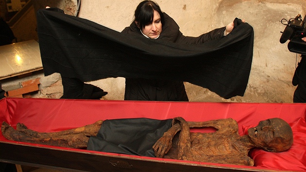 Restaurátorka Irena Straková pipravuje mumie k transportu.