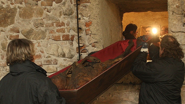Zamstnanci pohebního ústavu nejdíve vytáhli rakve s mumiemi z katakomb skrze prduchy.
