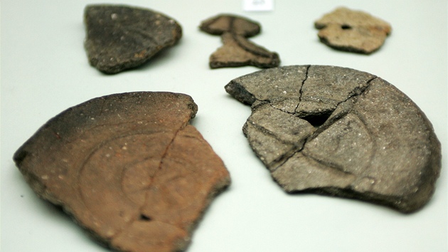 ásti keramických pedmt, dobových dekorací, nádobí a dalí fragmenty rzných historických pedmt nalezených pi archeologickém výzkumu hradu Hartenberg (Hebeny) jsou vystaveny ve vestibulu budovy A Krajského úadu 