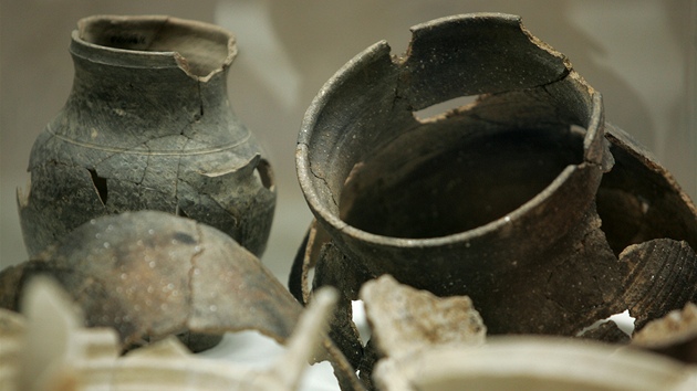 ásti keramických pedmt, dobových dekorací, nádobí a dalí fragmenty rzných historických pedmt nalezených pi archeologickém výzkumu hradu Hartenberg (Hebeny) jsou vystaveny ve vestibulu budovy A Krajského úadu 
