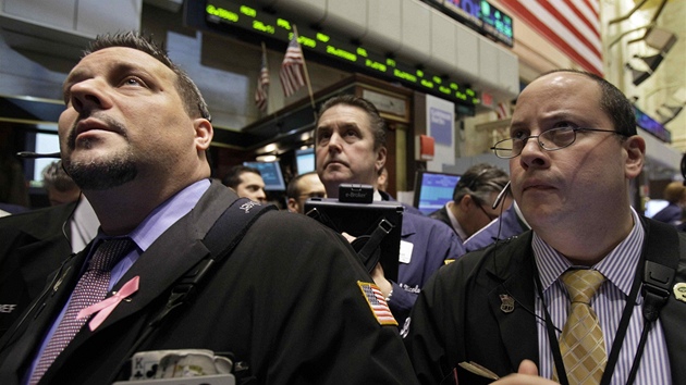 Brokeři sledují obchodování s akciemi burzy NYSE Euronext na parketu newyorské burzy. Brokeři sledují obchodování s akciemi burzy NYSE Euronext na parketu newyorské burzy.