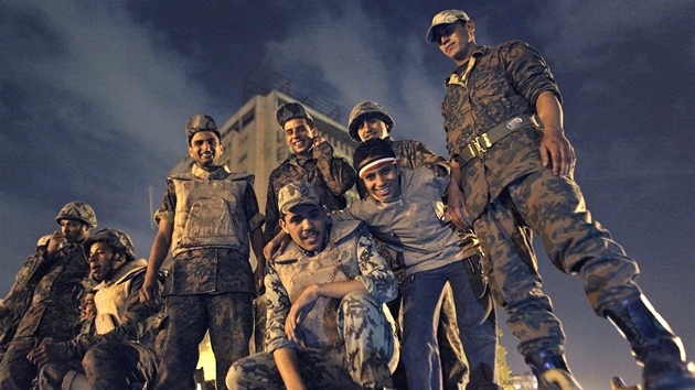 Egypttí vojáci oslavují s dtmi na obrnncích odstoupení prezidenta Husního Mubaraka (11. února 2011)