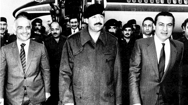 Husního Mubaraka (vpravo) vítá v roce 1985 v Iráku prezident  Saddám Husajn...