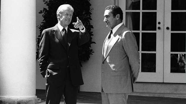 Husní Mubarak jet v roli viceprezidenta v zahradách Bílého domu s prezidentem...