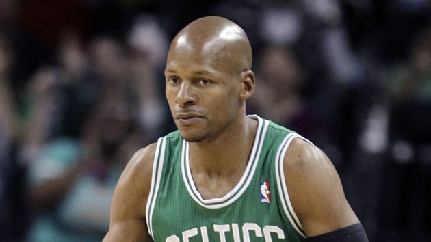 Ray Allen z Bostonu Celtics slaví úspěšnou trojku. Ray Allen z Bostonu Celtics slaví úspěšnou trojku.