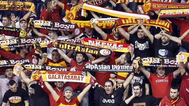 Fanoušci Galatasaraye Istanbul přicestovali na basketbalový zápas do Pardubic, kde se hráči tureckého celku střetli s Nymburkem. Fanoušci Galatasaraye Istanbul přicestovali na basketbalový zápas do Pardubic, kde se hráči tureckého celku střetli s Nymburkem.