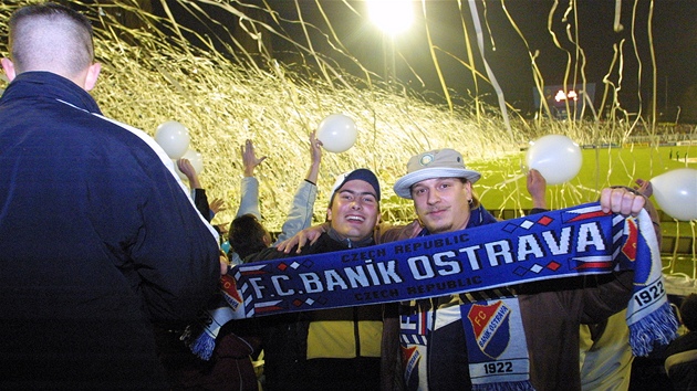 Rok 2009: takto oslavovali fanouci Baníku Ostravy výhru na stadionu Bazaly.