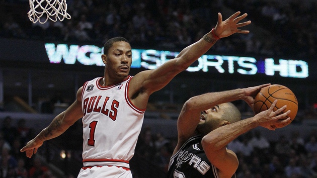 Derrick Rose (vlevo) z Chicaga Bulls blokuje Tonyho Parkera ze San Antonia Spurs. Derrick Rose (vlevo) z Chicaga Bulls blokuje Tonyho Parkera ze San Antonia Spurs.